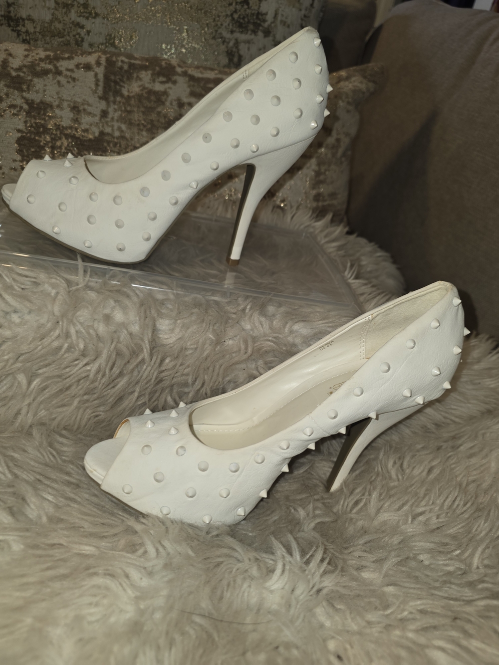 8.5w. Shoedazzle. white studded peeptoe stiletto heels, 4" Heel.